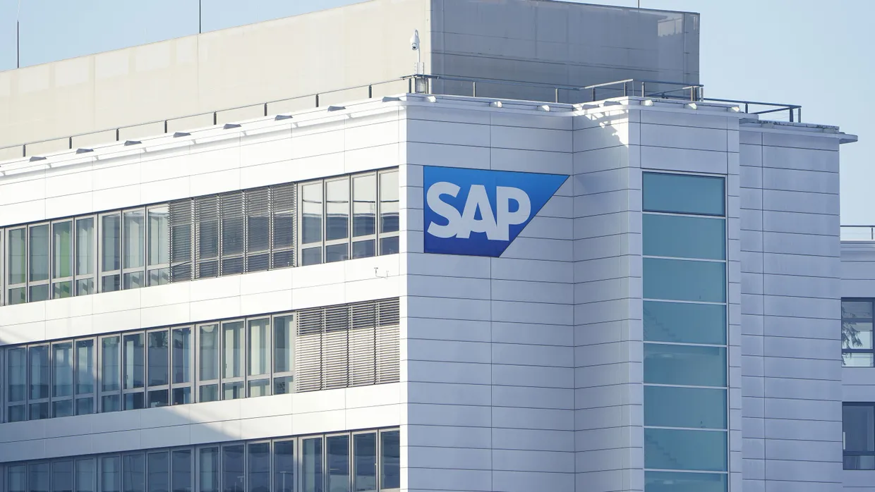 Ein Schild mit der Aufschrift «SAP» hängt an einem Gebäude der Konzernzentrale des Softwareunternehmens SAP.