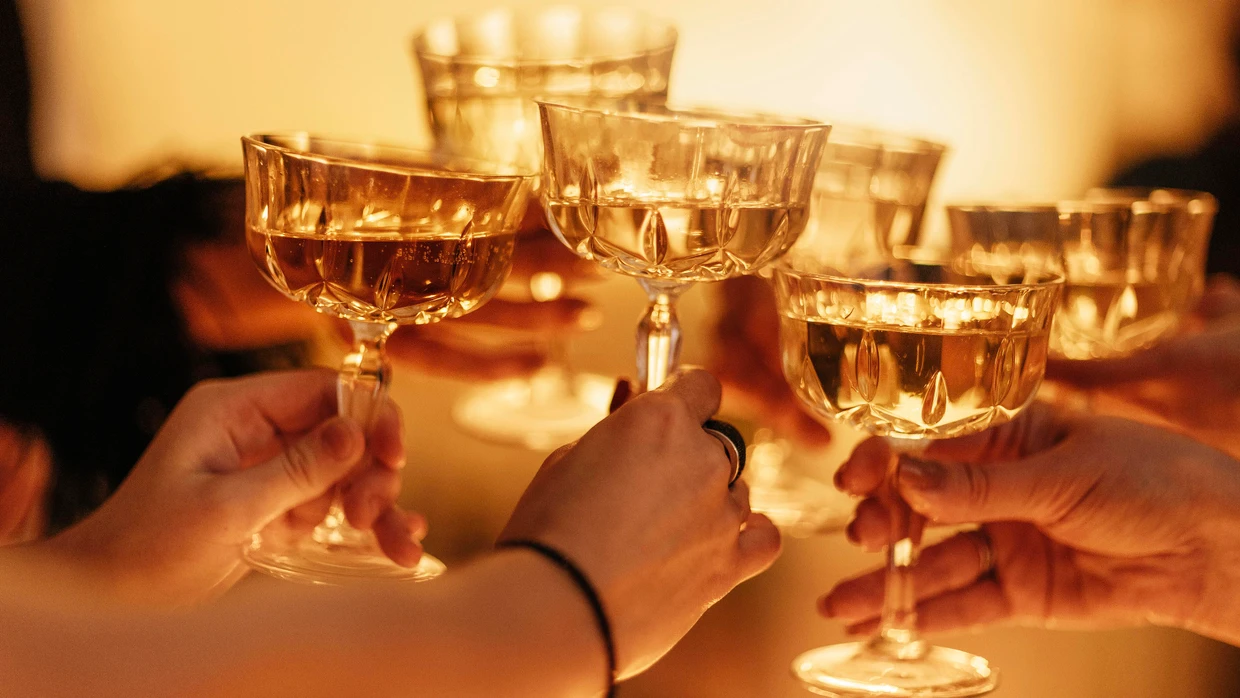 Eine Gruppe von Freunden mit Sekt.