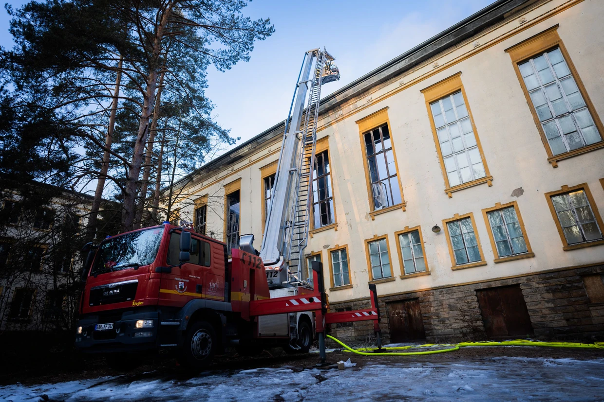  ein Löschkran der Feuerwehr am Brandort