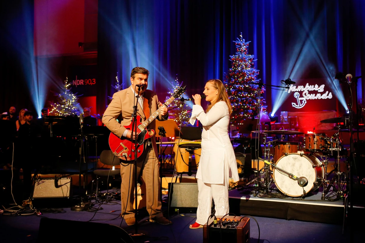 Auf der Bühne in guter Gesellschaft: Clasen und Bernd Begemann 2015 im NDR