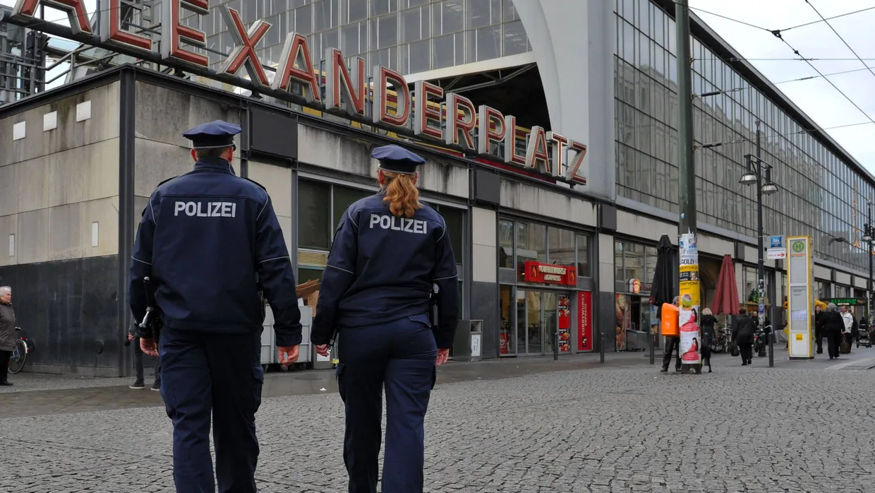 Berliner Polizisten vor dem Bahnhof Alexanderplatz.