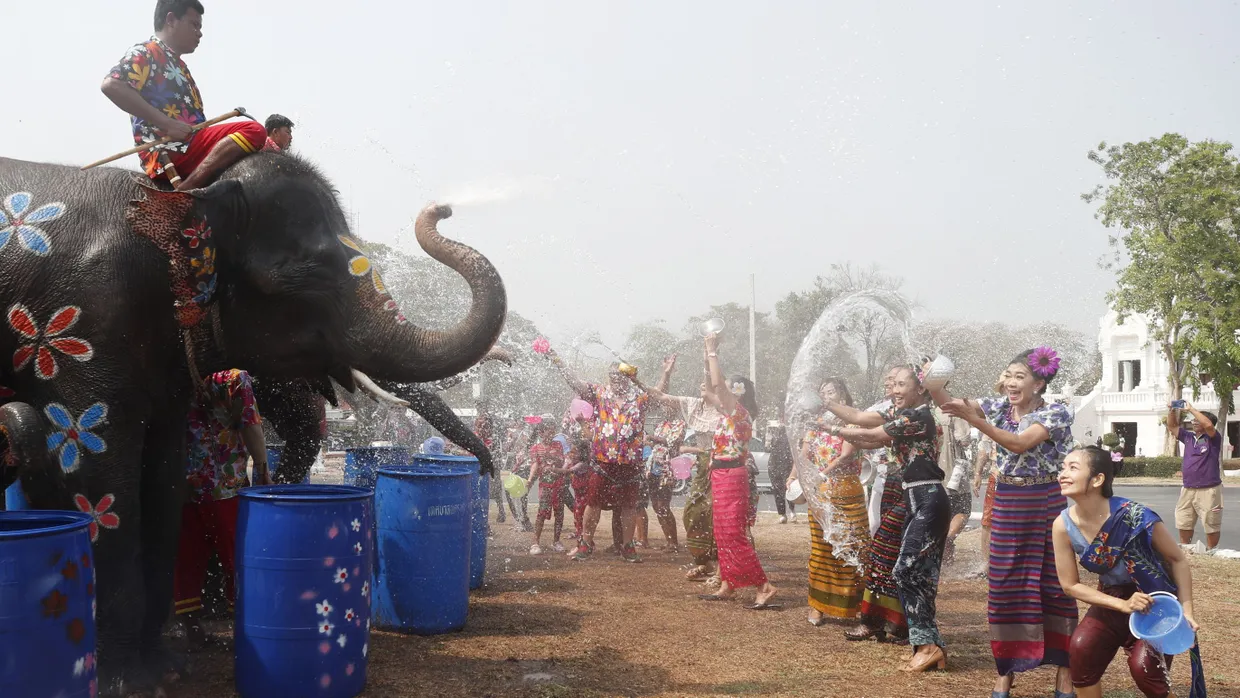 Feiernde in Ayutthaya liefern sich zum Songkran-Fest eine Wasserschlacht mit Elefanten.