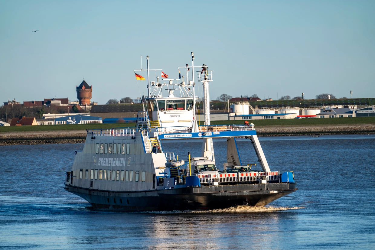 Weserfähre, Fährschiff Bremerhaven in der Wesermündung: Sie verbindet Bremerhaven mit Nordenham in Niedersachsen.