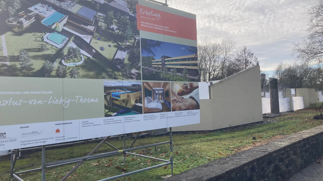 Aufbau Ost: Das Baufeld ist bereit für die neue Liebig-Therme in Bad Salzhausen, nur fehlt weiter die Baugenehmigung.