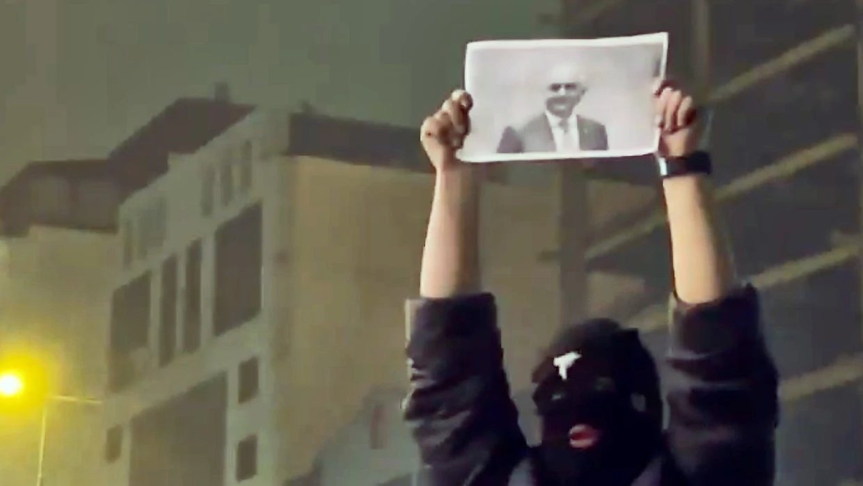 Bild aus Video (Screenshot), das die Nachrichtenagentur AP außerhalb des Irans erhalten hat: EIn Demonstrant zeigt ein Bild des iranischen Kronprinzen Reza Pahlavi während der Proteste in Teheran.