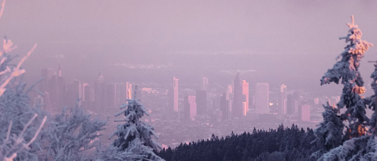 Vom Feldberg aus in die Stadt schauen: Die schneeverdeckten Hänge in dieser Woche.