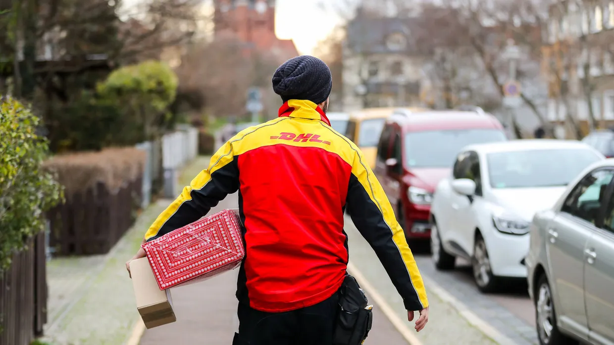 Schuften bis zum Umfallen: Ein DHL-Bote bei der Arbeit
