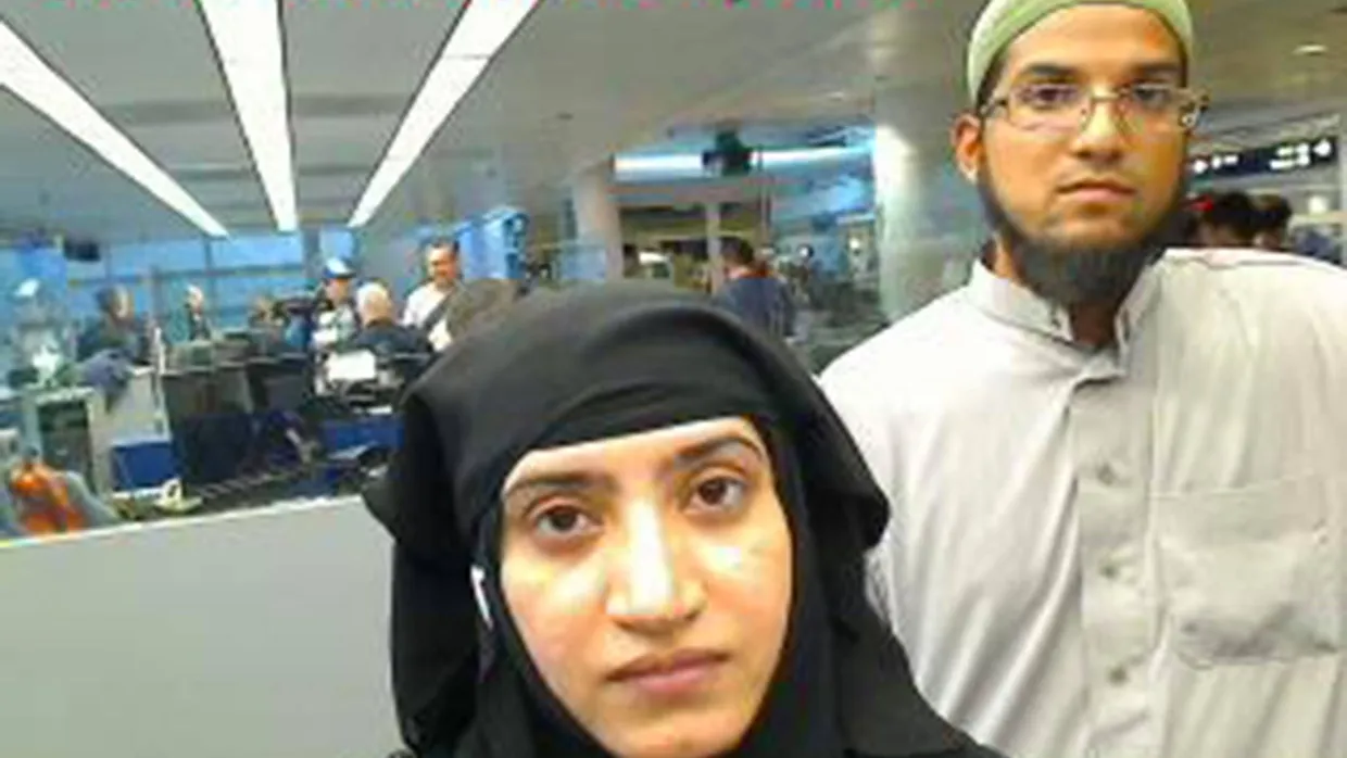 Das Täter-Ehepaar Tashfeen Malik und Syed Farook im Sommer 2014 bei einer Kontrolle auf dem Flughafen von Chicago. Schon damals war auch Farook streng religiös gekleidet und offenbar nicht so liberal eingestellt, wie die Sicherheitsbehörden zunächst vermutet hatten.