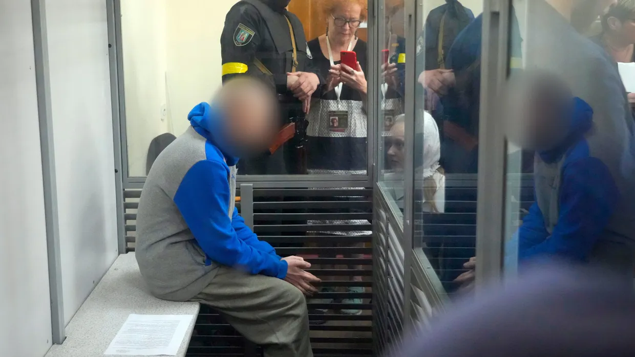Ein russischer Soldat sitzt in einer Glaskabine während einer Gerichtsverhandlung in Kiew. 13.05.2022, Kiew, Ukraine.