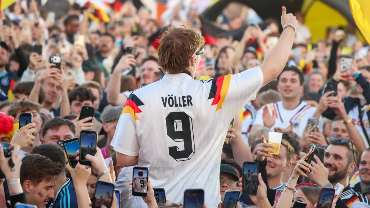 Auch der inzwischen bekannt gewordene Saxophonspieler André Schura trägt Deutschlandtrikot.