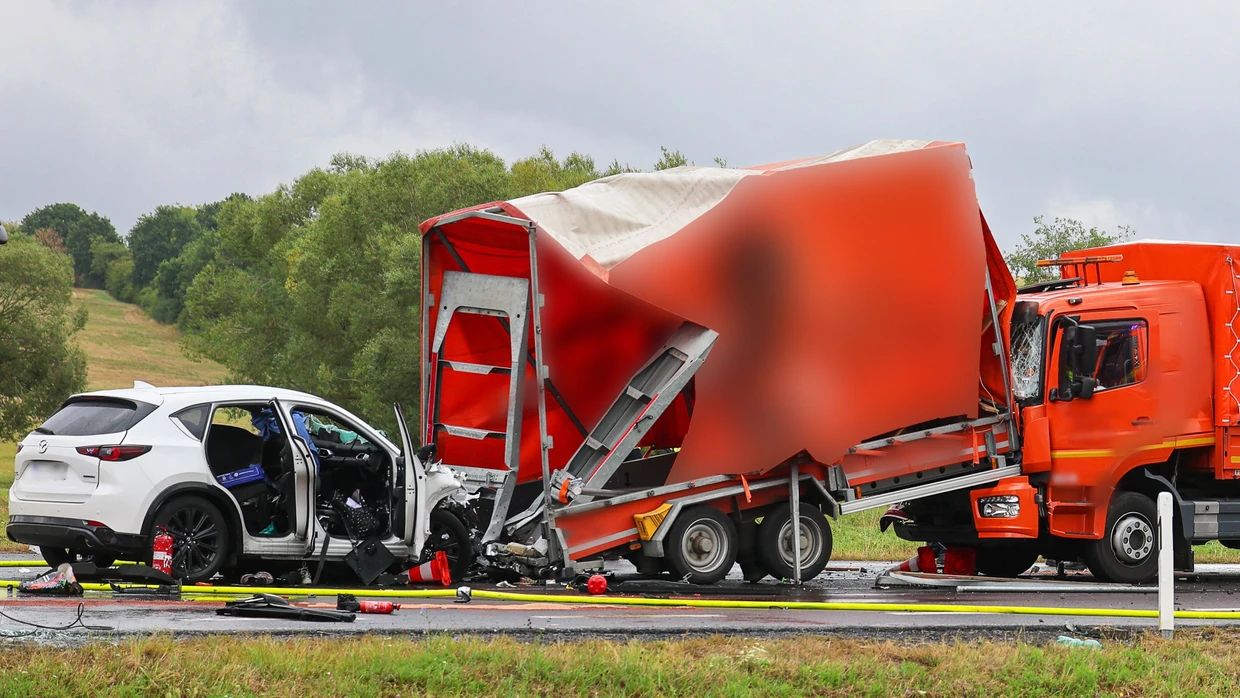 Die Unfallstelle: Im Mazda saßen acht Jugendliche, im Laster drei Straßenarbeiter.