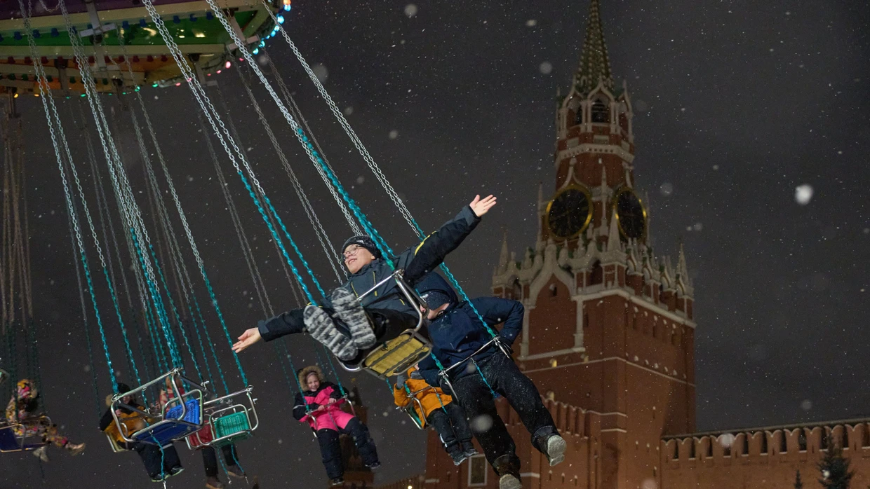 Alles halb so wild? Kinder fahren auf einem Karussell auf dem Roten Platz in Moskau.