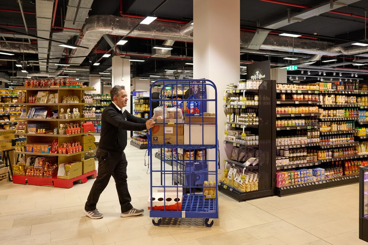 Jede Hand wird gebraucht. Der Chef packt mit an.