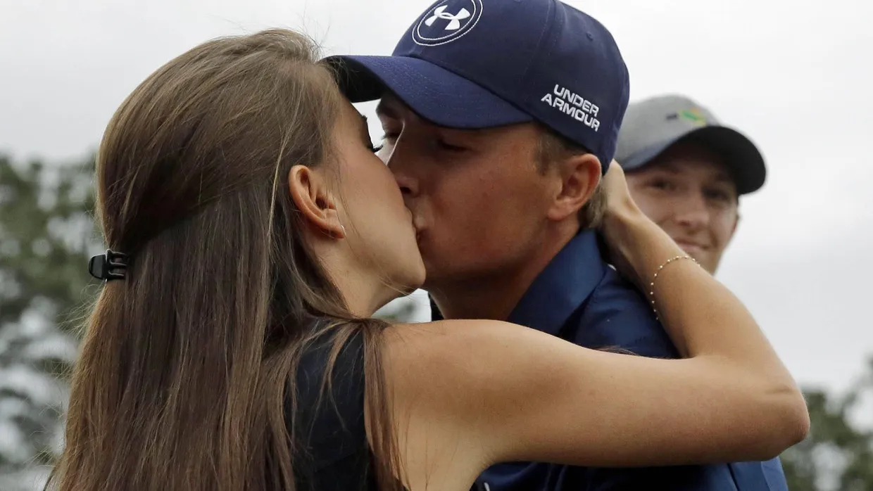 Zur Belohnung bekam Jordan Spieth nicht nur das grüne Jackett und viel Preisgeld, sondern auch einen Kuss von der Freundin