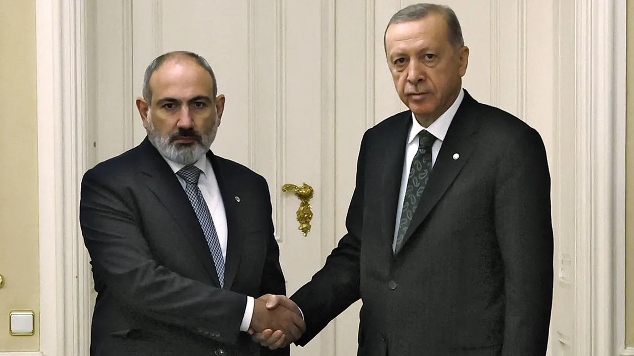 Armeniens Präsident Paschinjan und der türkische Präsident Erdoğan 2022 in Prag