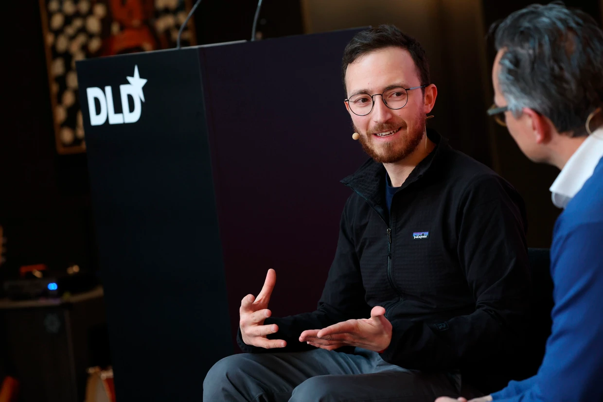 Proxima-Chef Francesco Sciortino spricht auf einer Konferenz in München.
