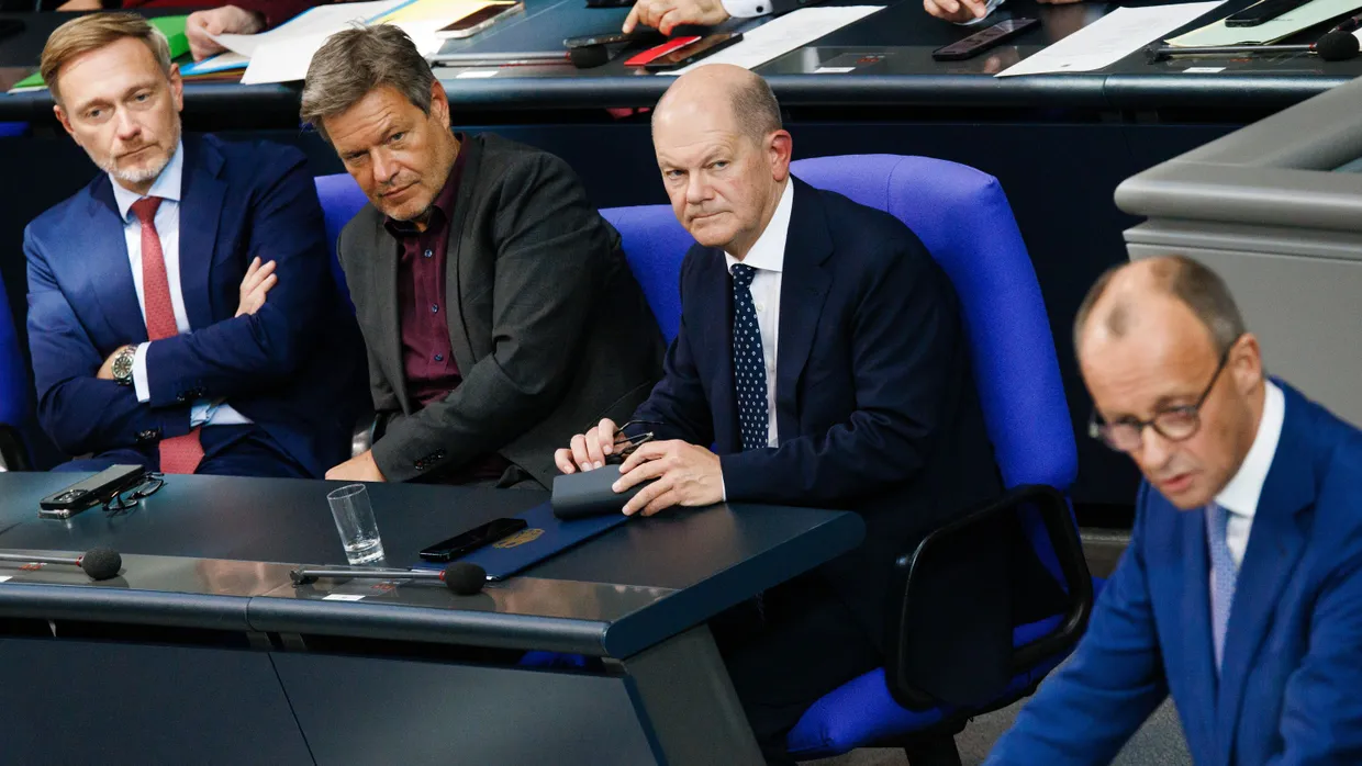 Noch vereint: Christian Lindner, Robert Habeck, Olaf Scholz - rechts daneben Friedrich Merz.