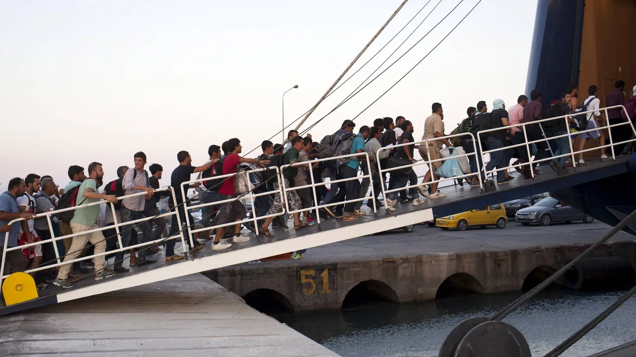 Flüchtlinge werden von der griechischen Insel Lesbos nach Piräus gebracht.