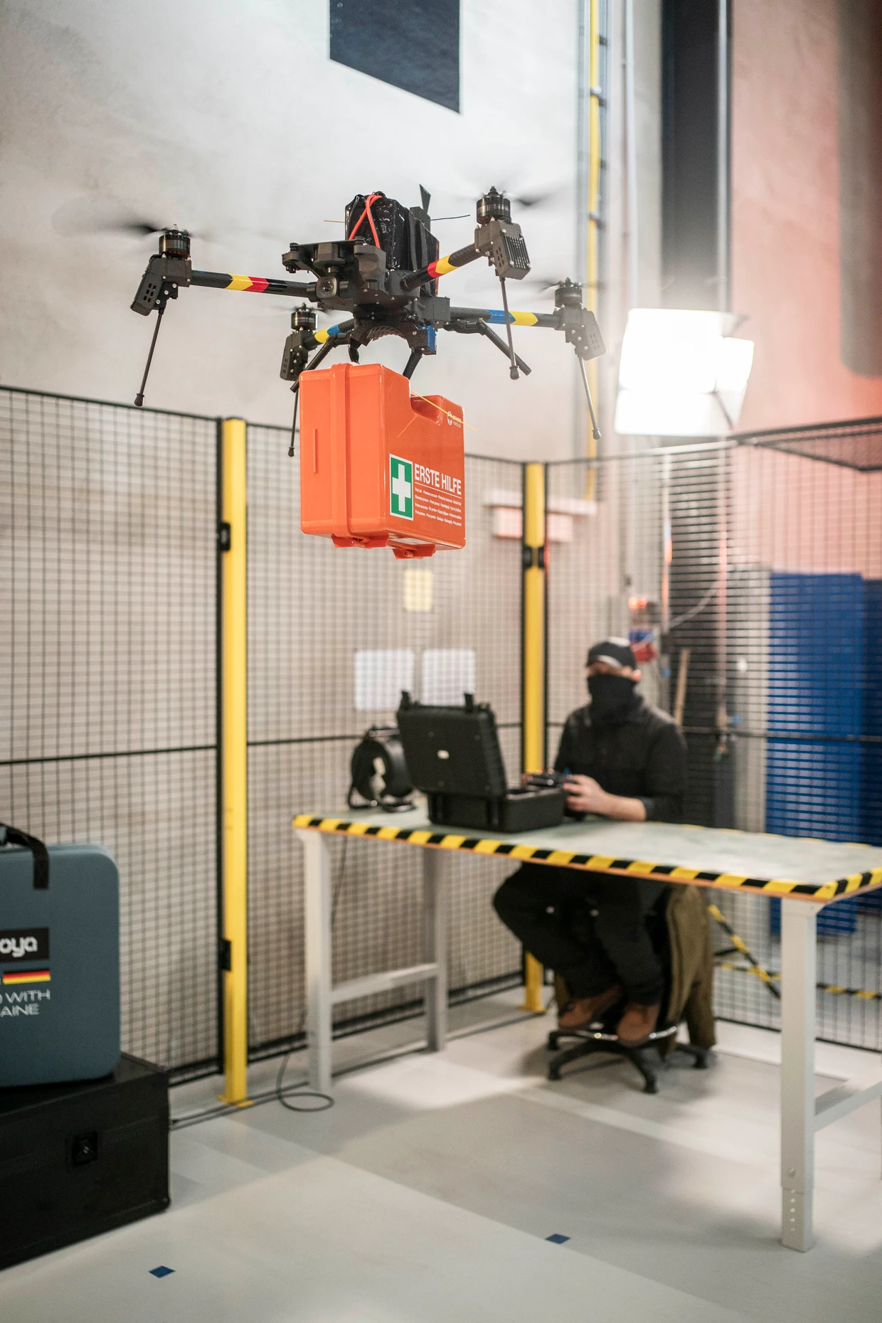 Ein Mitarbeiter von Quantum Frontline Industries präsentiert eine deutsch-ukrainische Drohne.