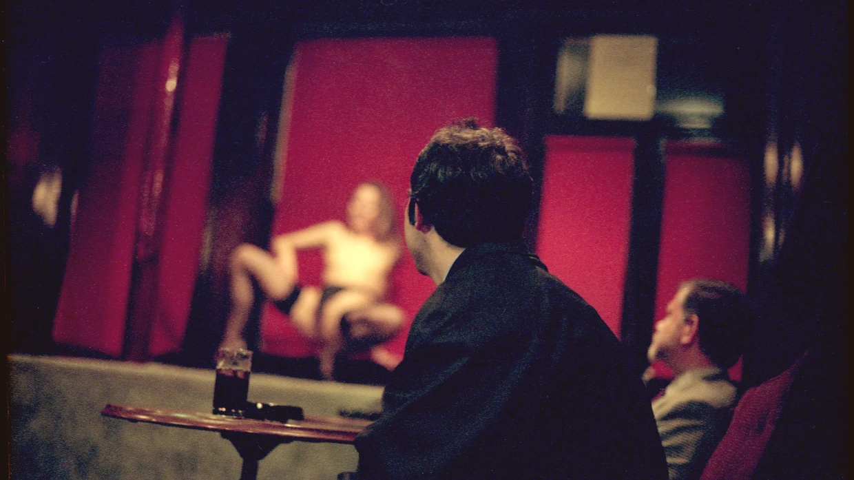 Sie mögen, was sie sehen – aber mag sie auch, was sie tut? Sarah Ainslies Fotografie „Punters at the Crown & Shuttle Pub“ aus dem Jahr 2000