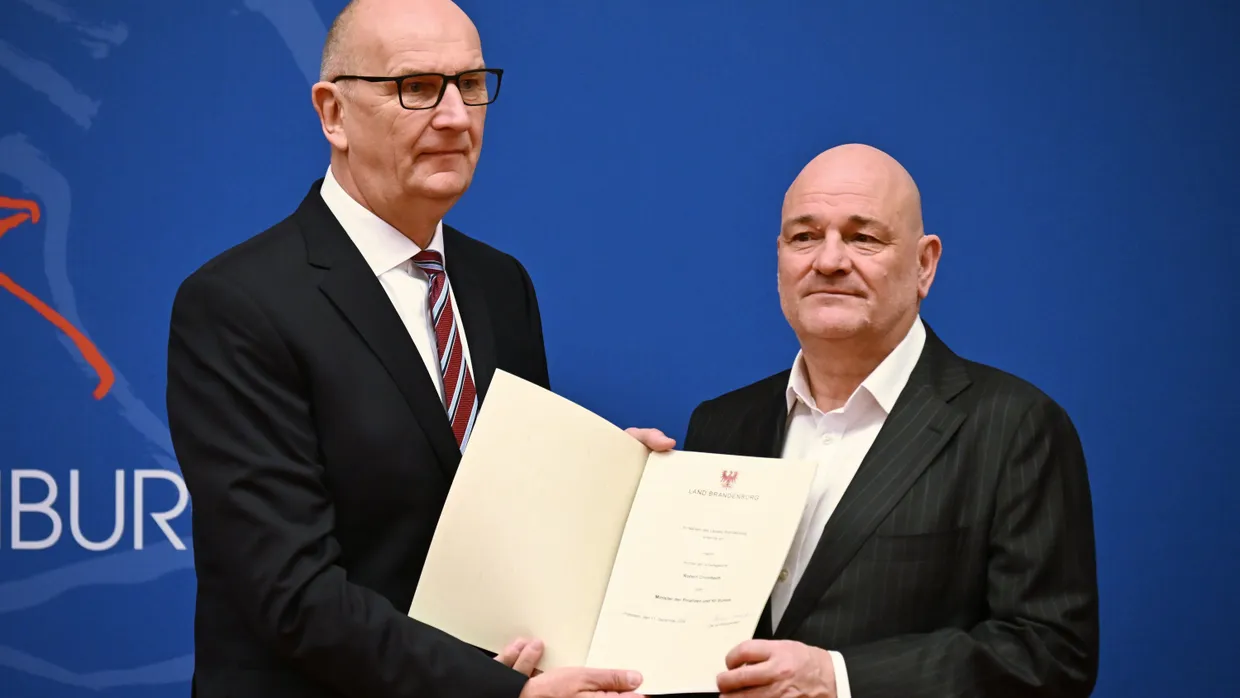 Woidke in alter Ministerpräsdienten-Rolle, der BSW-Landesvorsitzende Crumbach in neuer als Finanzminister und stellvertretender Regierungschef am 11. Dezember 2024