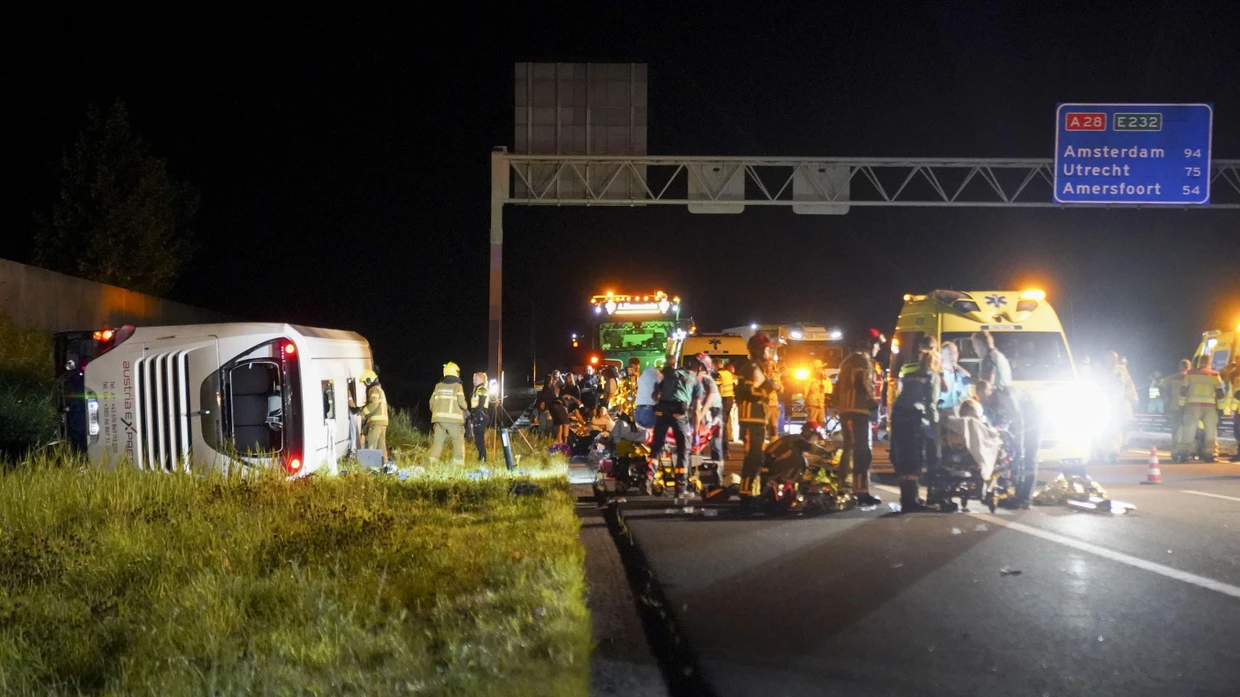 Von der Fahrbahn abgekommen: Acht verletzte Personen wurden nach dem Unfall in den Niederlanden ins Krankenhaus gebracht.
