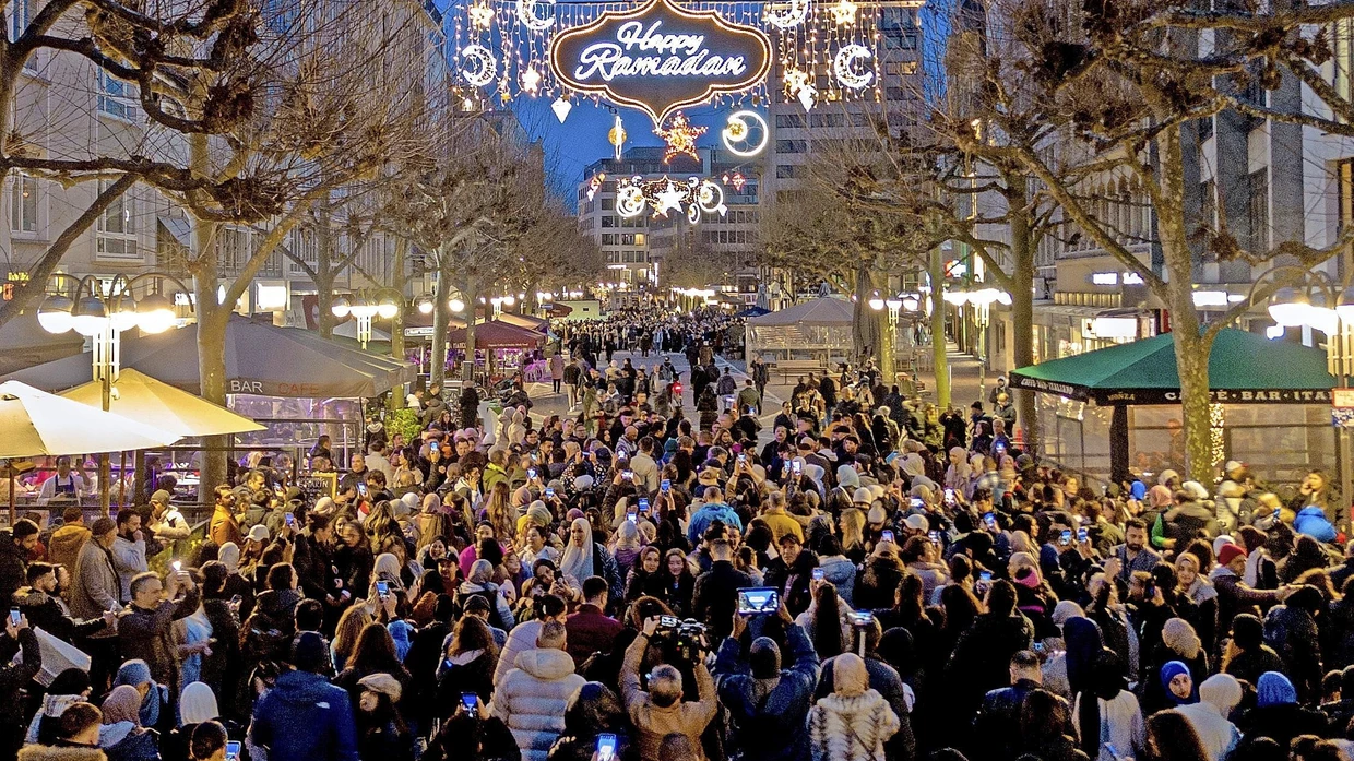 Halbmonde am hessischen Himmel: Ramadan-Beleuchtung in Frankfurt am Main