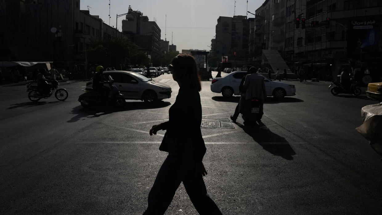 Teheran im August 2026: Eine Frau überquert eine Kreuzung in der Innenstadt.