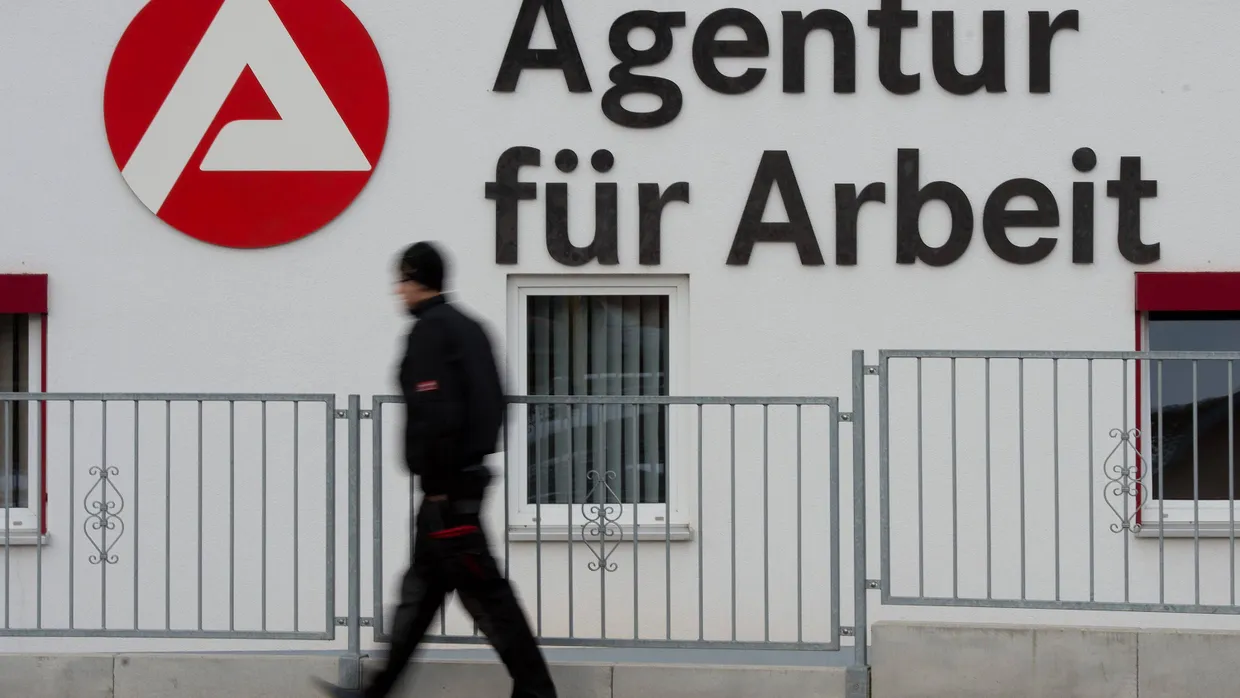 Als Corona-Folge steigt die Arbeitslosigkeit in Deutschland und in anderen Ländern.