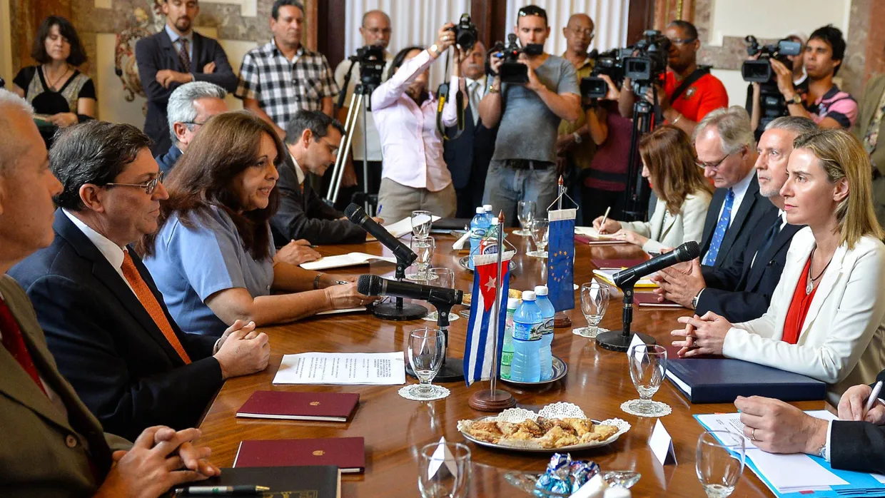 An einem Tisch: die Außenbeauftragte der EU, Federica Mogherini (rechts), und der kubanische Außenminister, Bruno Rodriguez (links)