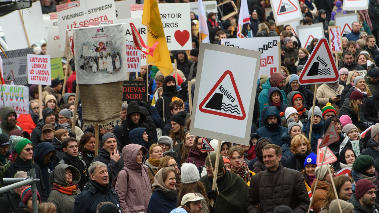 Schon am 21. November folgten rund 5000 Menschen der Aufforderung der Protestbewegung „Wir sind Kultur“, auf dem Unabhängigkeitsplatz in Vilnius gegen antidemokratische Kräfte in der Regierung, insbesondere im Kulturministerium, zu demonstrieren.