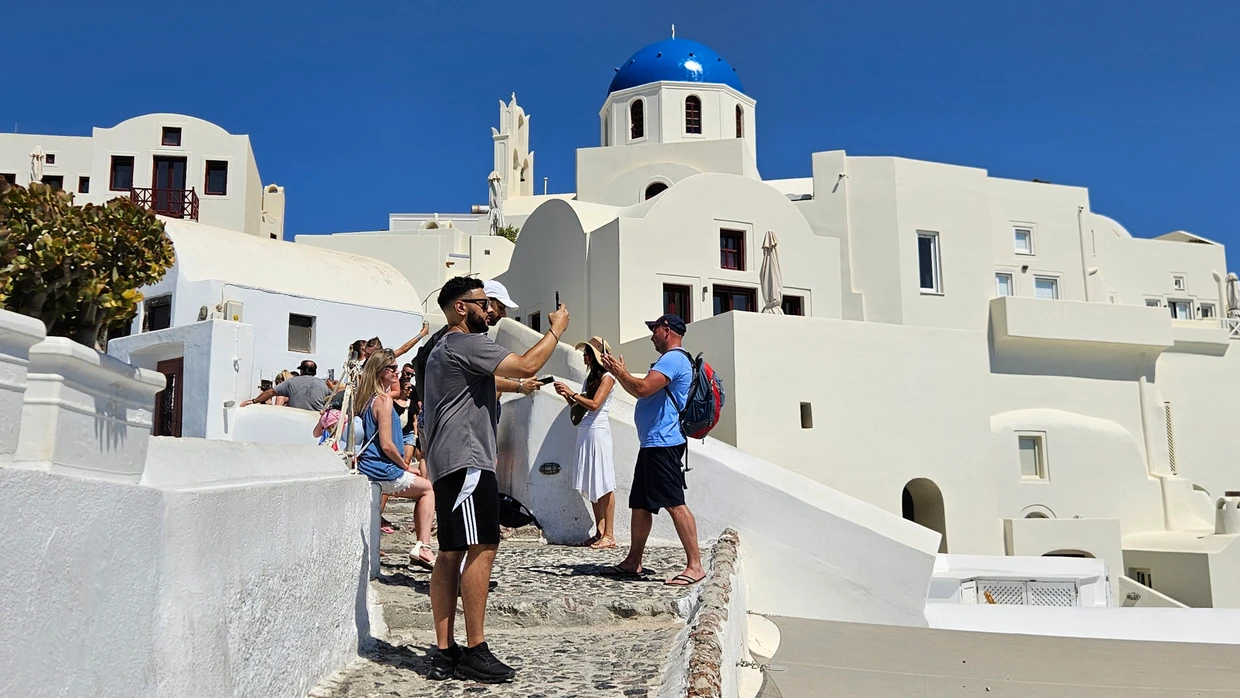 Der Reihe nach zum Selfie: Urlauber auf der griechischen Insel Santorin