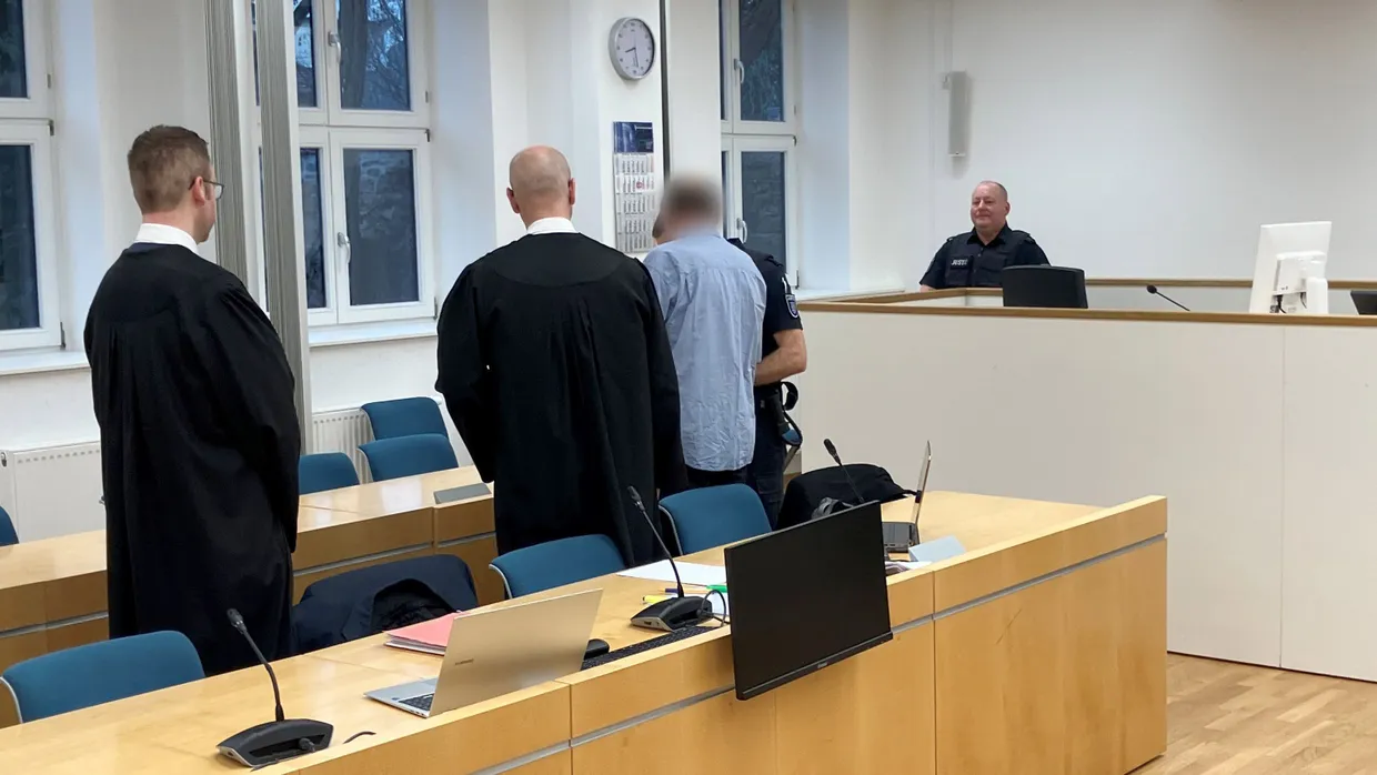 Der Angeklagte (dritter von links) steht am Donnerstag im Erfurter Landgericht.