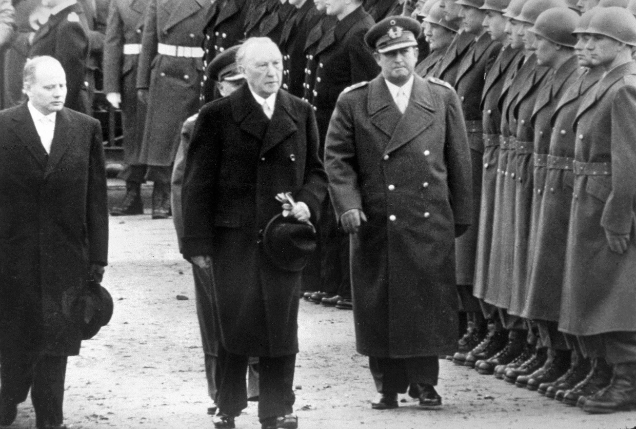 Bundeskanzler Konrad Adenauer besucht 1956 das erste Trainingsbataillon der Bundeswehr.