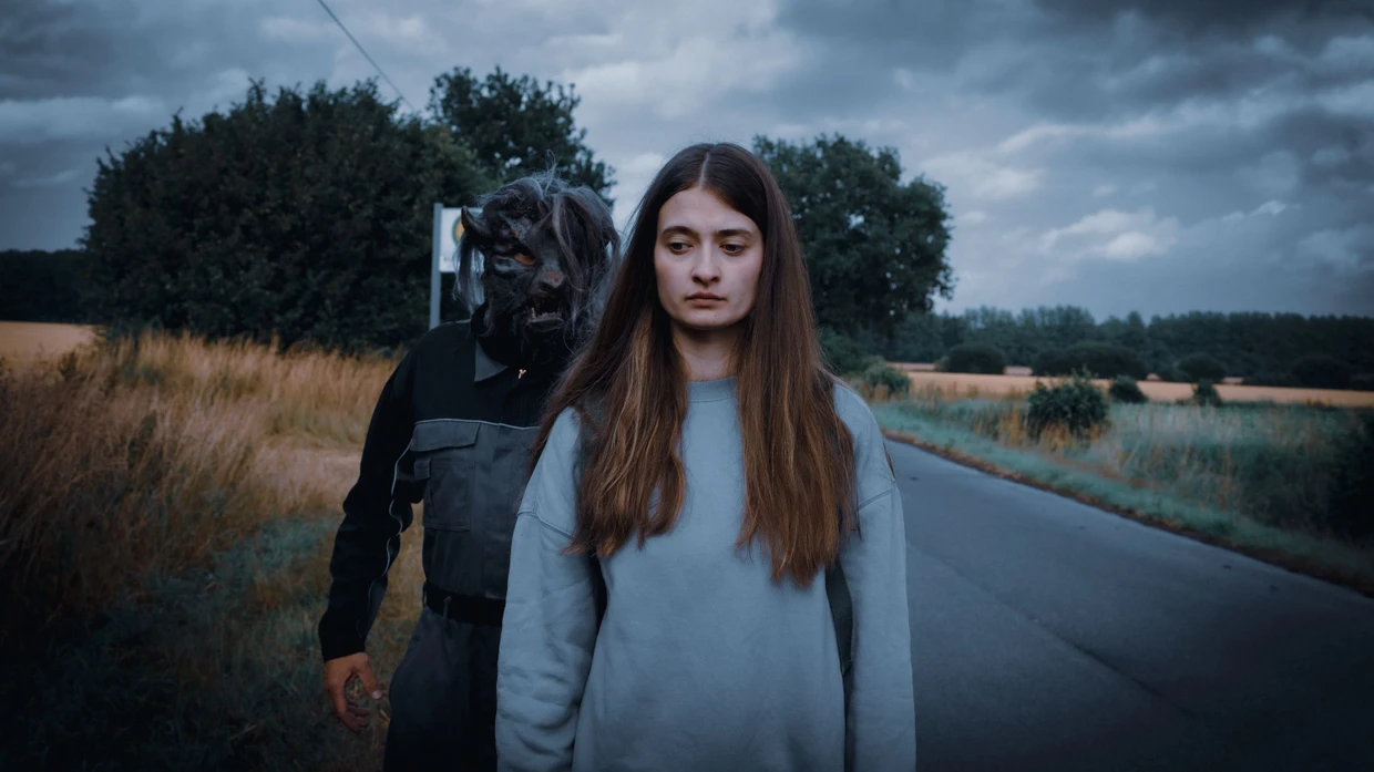 Annika Lorenz (Philine Schmölzer) wird entführt.