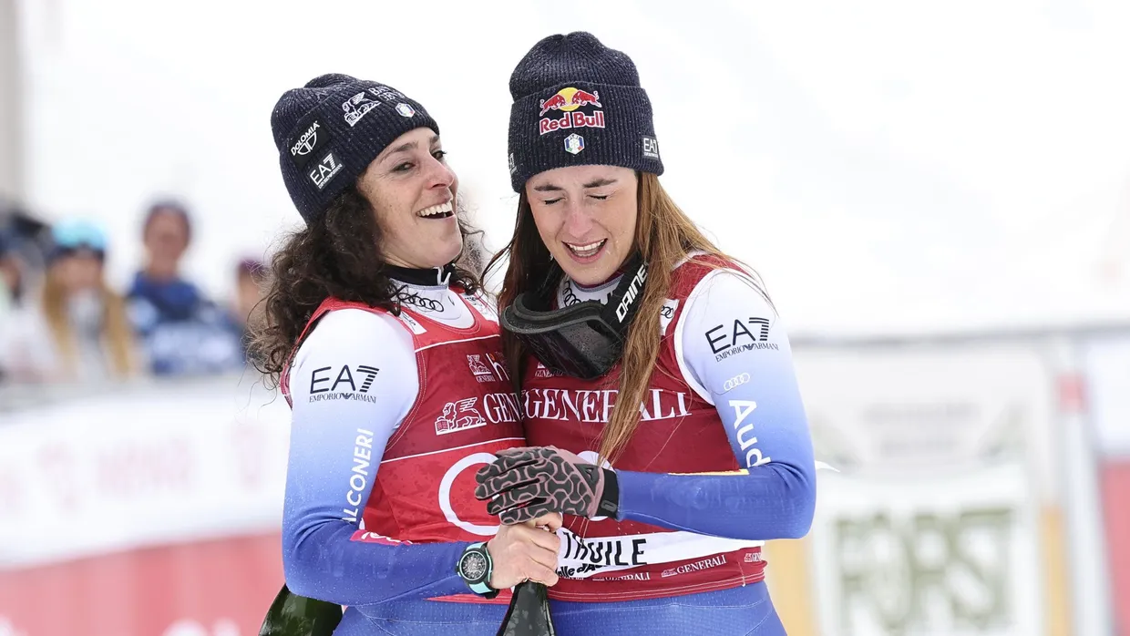Champagnerlaune: Federica Brignone (l.) feiert mit Sofia Goggia