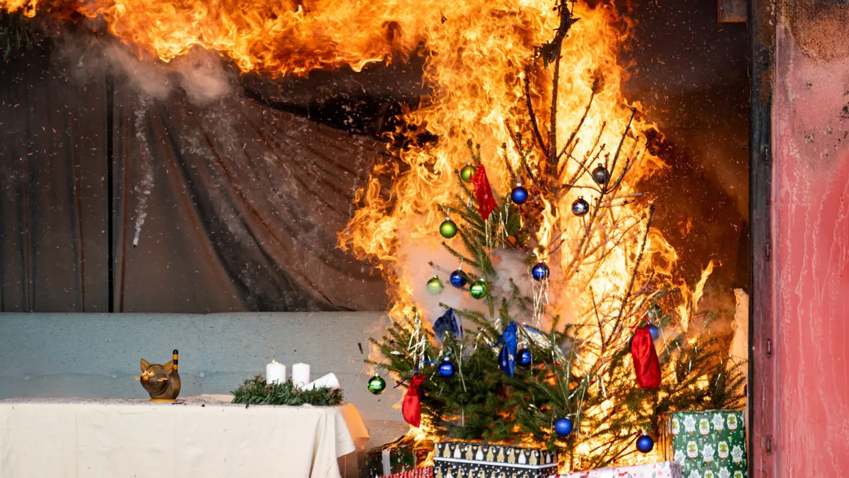 Ein Weihnachtsbaum brennt bei einer Demonstration eines Brandes während der Weihnachtszeit auf dem Gelände der Berliner Feuerwehrakademie.
