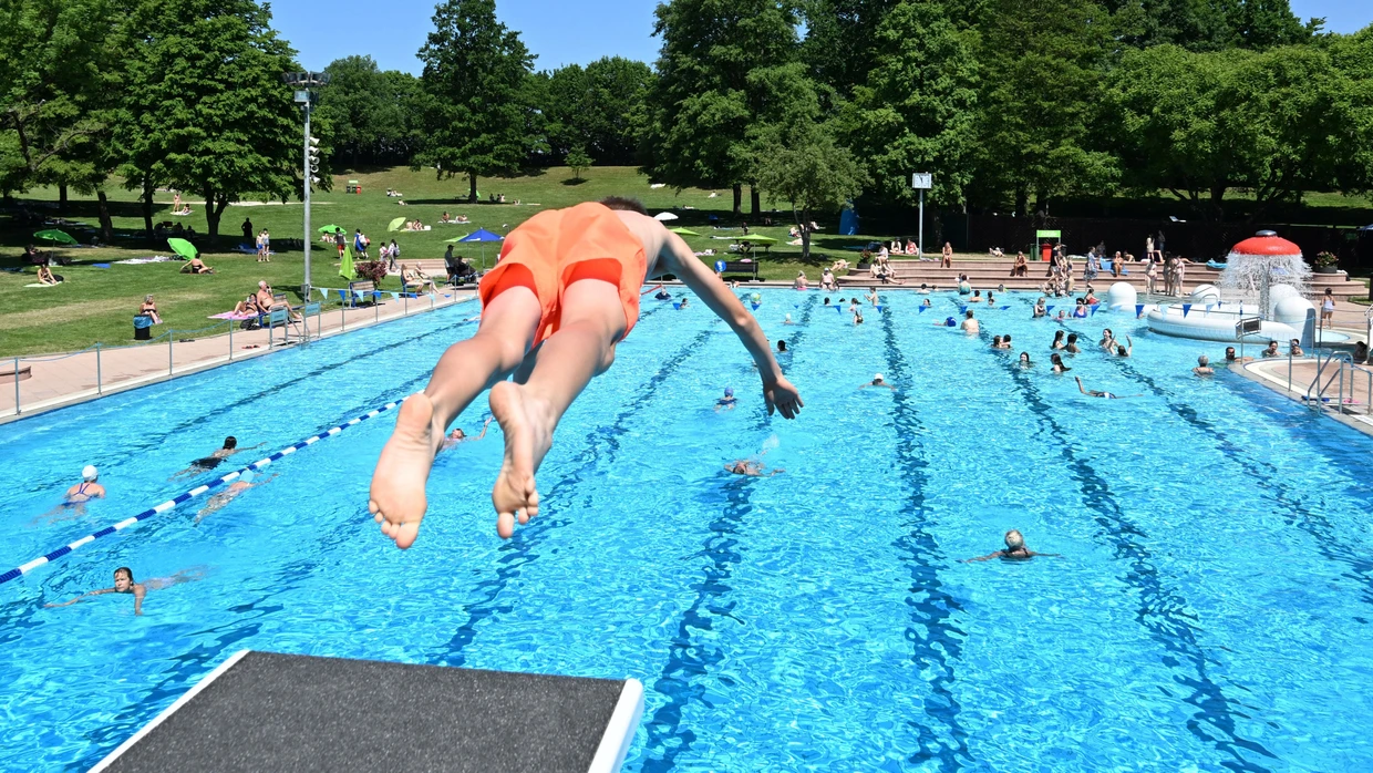 Sprung ins Wasser: In einem Freibad im rheinland-pfälzischen Daaden ist es beinahe zu einem Unglück gekommen.