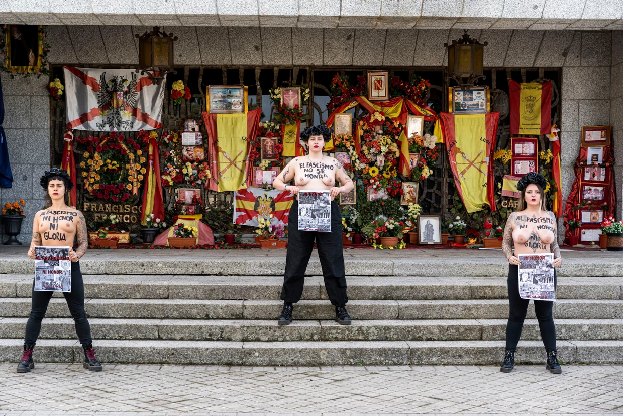 Frauen der Femen-Gruppe bei einer Demonstration gegen das Franco-Grab in Madrid („Faschismus verdient es nicht geehrt zu werden“)