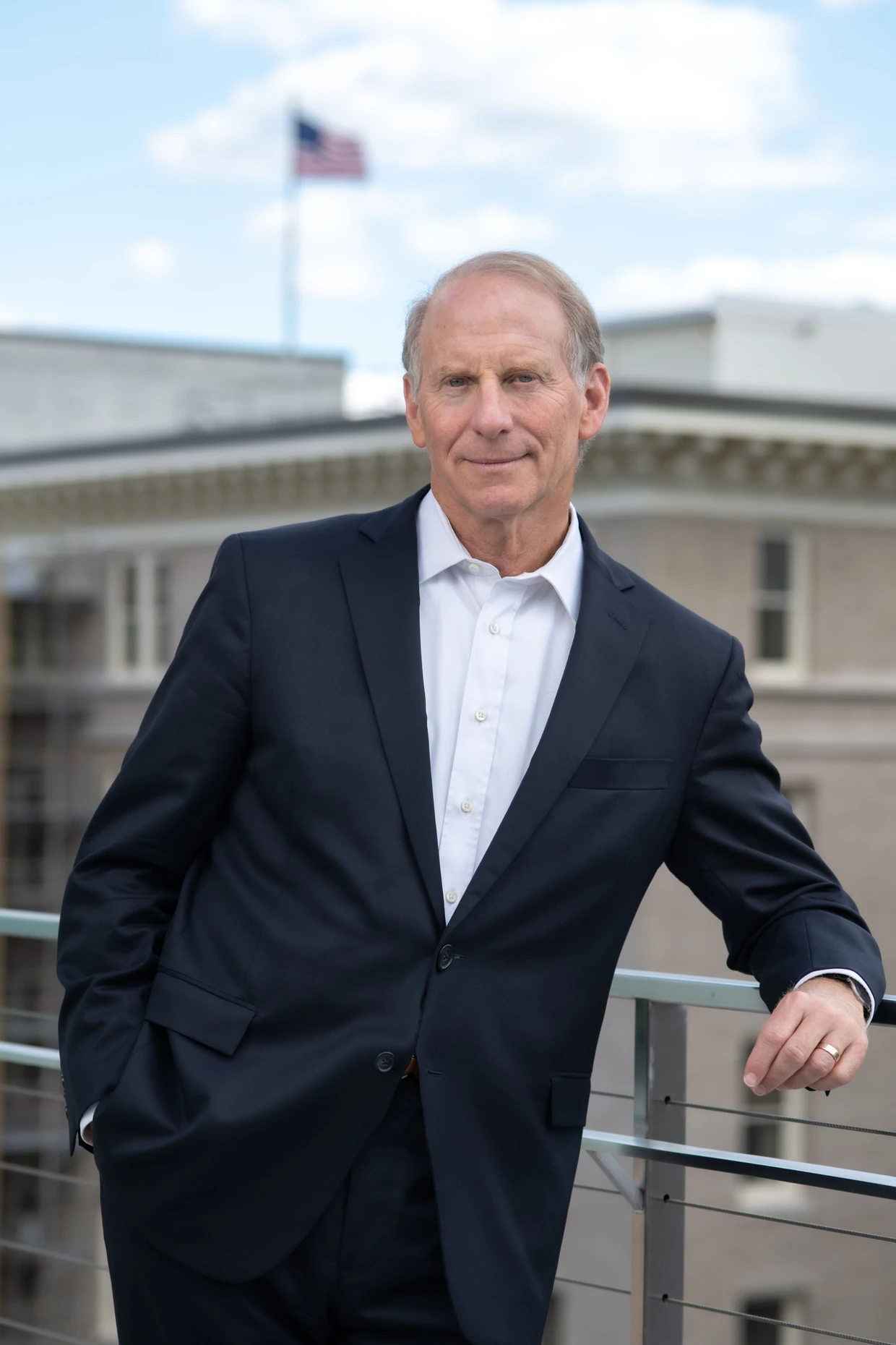 Richard Haass ist einer der einflussreichsten amerikanischen Politikwissenschaftler. Der 1951 in New York geborene Diplomat war Leiter des Planungsstabes im State Department unter George W. Bush. Zudem leitete er zwanzig Jahre lang das „Council on Foreign Relations“. Bis 2020 war Haass registrierter Republikaner, seither ist er Unabhängiger.