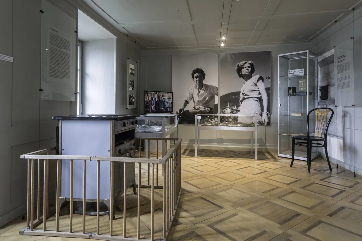Ein bescheidenes Museum für zwei schillernde Persönlichkeiten: Peter und Iris von Roten als Fotografien in Raron. Wolfgang Albers