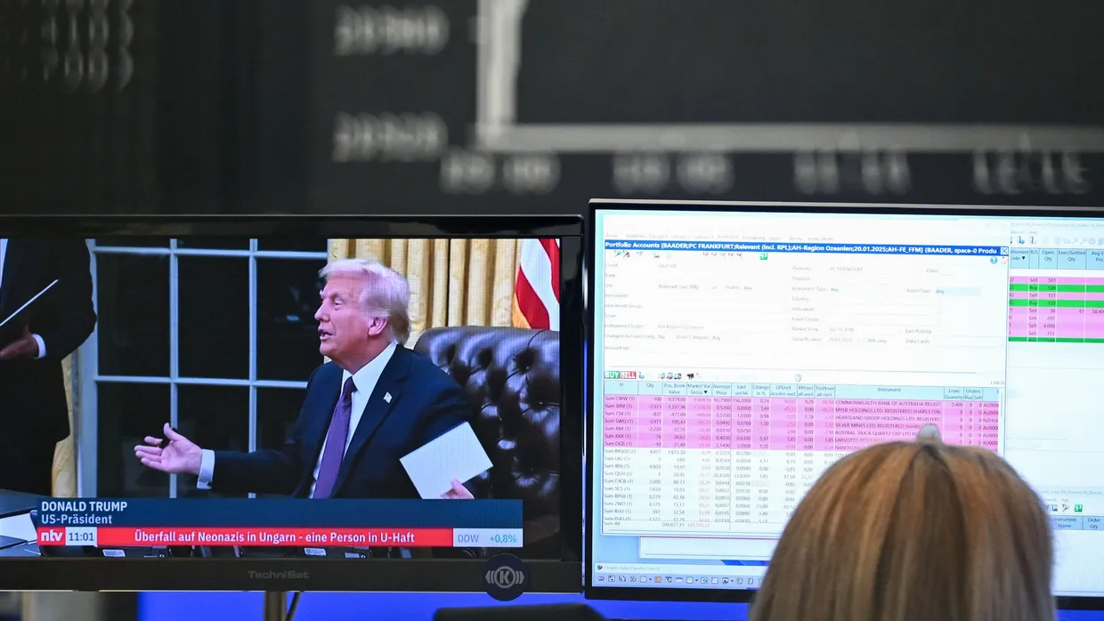 Trump und die Kurse im Blick: Händlerin auf dem Frankfurter Börsenparkett
