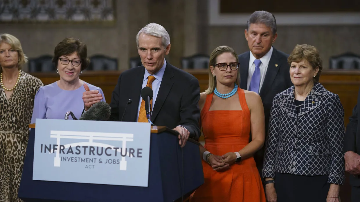 Überparteiliche Einigung im Senat: Republikaner und Demokraten stellen das Infrastrukturprogramm vor. Von li. nach re.: Lisa Murkowski (R.), Susan Collins (R), Rob Portman (R.), Krysten Sinema (D), Joe Manchin (D) und Jeanne Shaheen (D).
