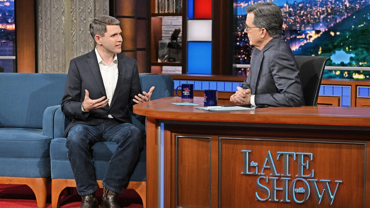 Das gab es auf CBS nicht zu sehen: James Talarico (li.) bei Stephen Colbert