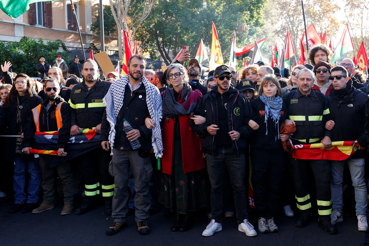 Auch die UN-Sonderberichterstatterin für Menschenrechte in den besetzten palästinensischen Gebieten, Francesca Albanese, und die Klimaaktivistin Greta Thunberg demonstrieren mit.