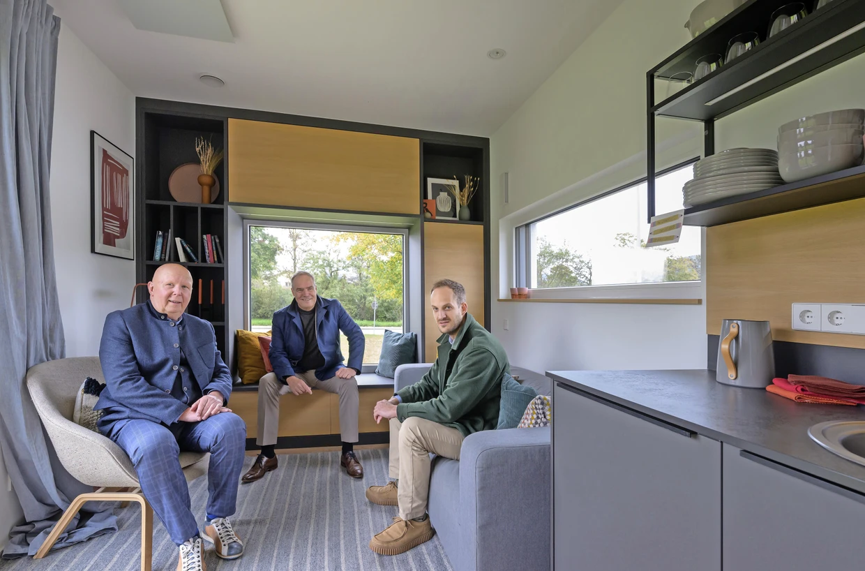 Drei Männer, eine Idee: Oberbürgermeister Eckart Würzner (Mitte) mit den Projektentwicklern in einem Prototyp für die neue Tiny-House-Siedlung. .