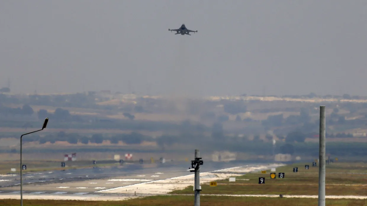 Ein türkisches Kampfflugzeug kehrt zurück an die Luftwaffenbasis Incirlik