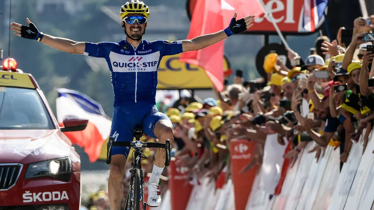 Jubelnd über die Ziellinie: Julian Alaphilippe gewinnt die 10. Etappe der Tour de France.