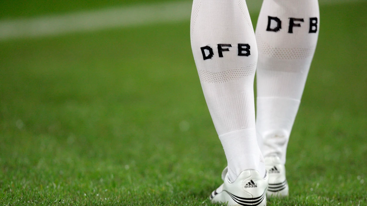 Können diese Waden lügen? Der DFB-Schriftzug auf den Stutzen von Bastian Schweinsteiger