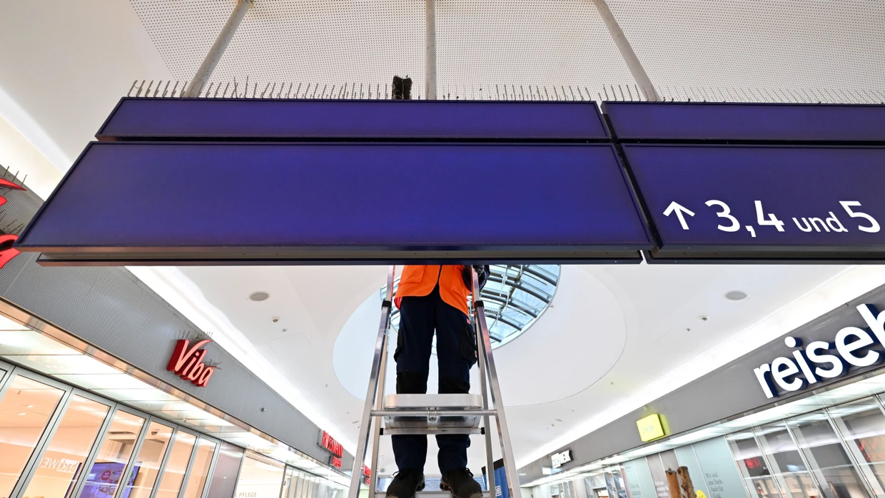 Beim Frühjahrsputz der Deutschen Bahn am Erfurter Hauptbahnhof reinigen Mitarbeiter die Bahnhofshalle.
